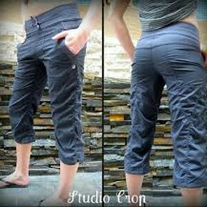 LULULEMON dance studio crop sz 8